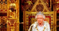 “Elizabeth: A Portrait in Parts”: documentario per il giubileo di una regina “re-ificata”