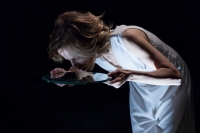 Al Teatro Vascello va in scena “Il ballo”: un elegante e profondo monologo con Sonia Bergamasco