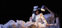 “Coco, l’ultimo sogno”: tra mito, leggenda e verità, la Storia di un’icona della moda di tutti i tempi, in scena al Teatro Elfo Puccini