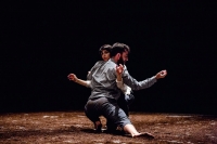 “One, One &amp; One” di Noa Wertheim: danza primordiale a contatto con la terra