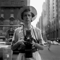 Scatti e riflessi di una donna invisibile: “Vivian Maier. Una fotografa ritrovata”