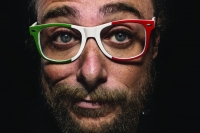 “PINUCCIO chiama Roma”: la satira di Alessio Giannone al Teatro Vittoria