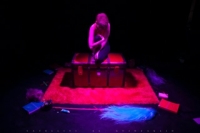 Anoressia e bullismo in scena al Doppio Teatro: “Annabel - ballata anoressica per manichini bulli” della compagnia Fenice dei Rifiuti
