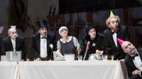 Al Teatro Elfo Puccini pioggia di risate con la commedia “Mr. Pùntila e il suo servo Matti” di Brecht